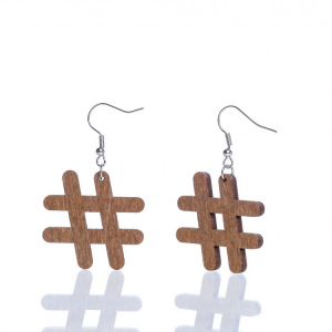 Nyírfából készült fülbevaló hashtag motívummal, barna színben