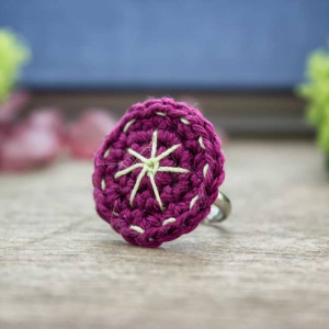 Horgolt lila és zöld színes gyöngyös gyerek gyűrű
