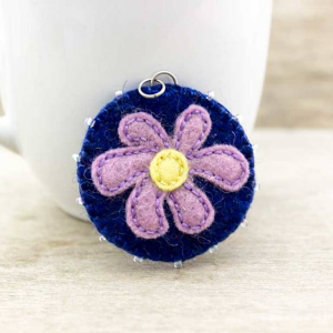 Gyapjúfilc kék lila virágos medál