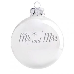 Mr & Mrs porcelán hatású üveg fehér díszen 8cm – Karácsonyfadísz
